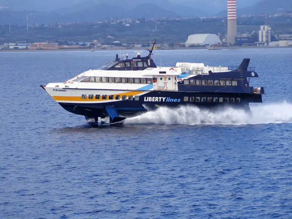 Bärplansbåten Tiziano lämnar Milazzos hamn, arkivbild från 2020