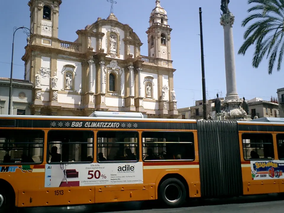 En AMAT-buss vid San Domenico i Palermo, arkivbild