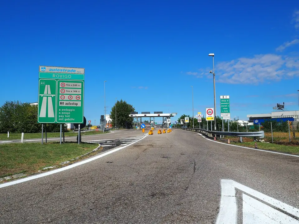 Illustrationsbild: italiensk betalstation vid Rovigo på A13