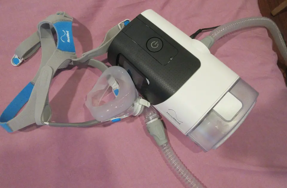 Illustrationsbild: CPAP-apparat med mask