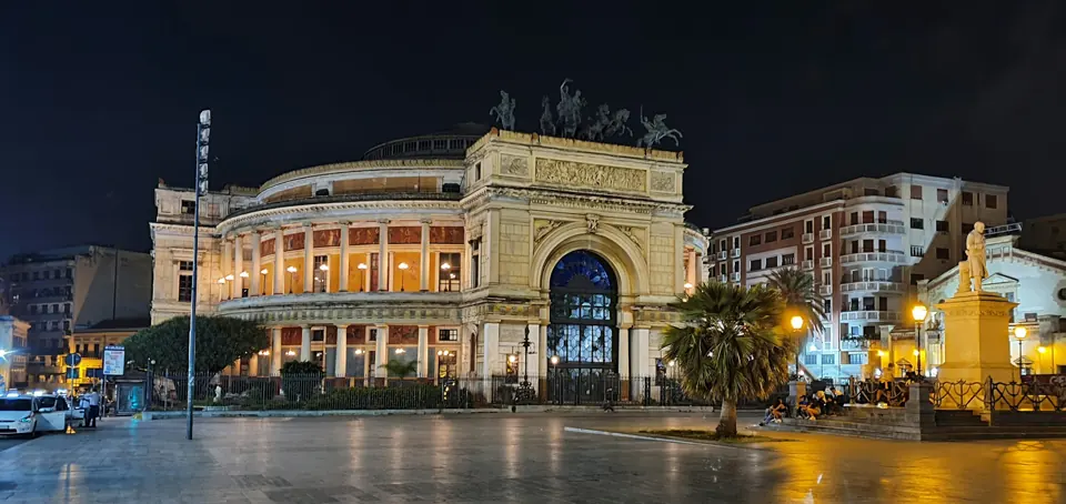Politeamas upplysta fasad vid torget i Palermo