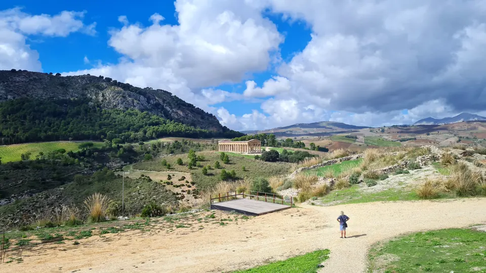 Det antika templet i Segesta i ett öppet sicilianskt landskap