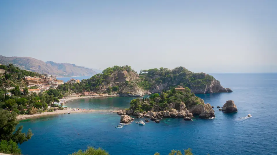 Isola Bella och den turkosa kustlinjen nedanför Taormina