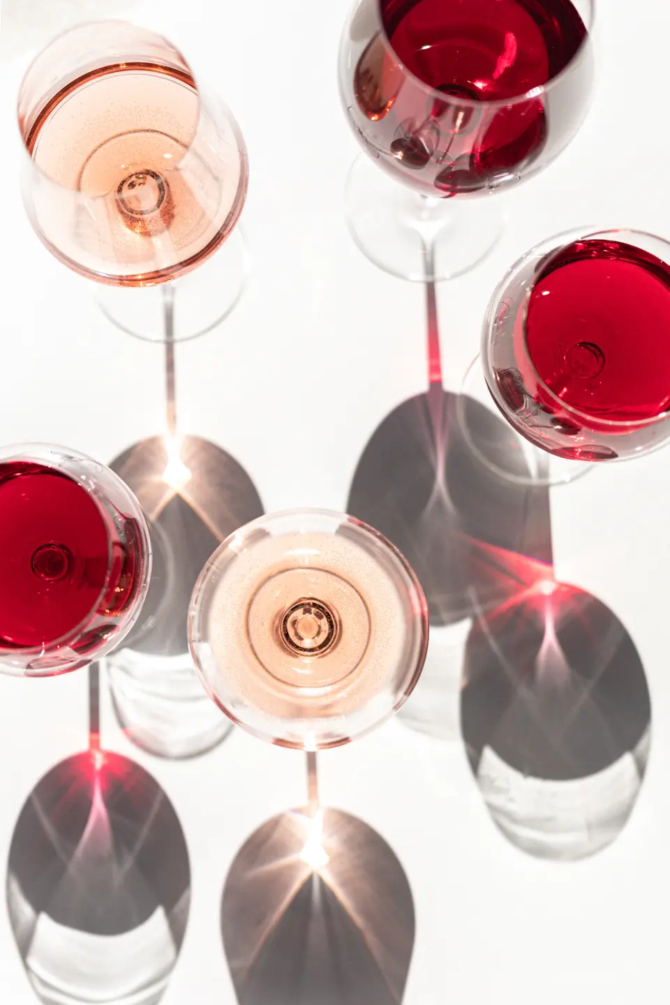 Vinglas med roséfärgat vin i solljus